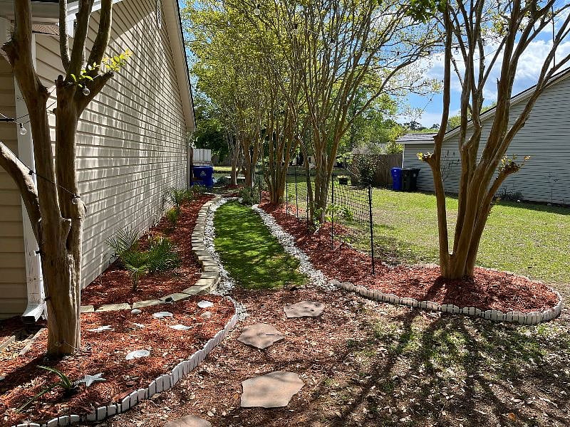 - Side Yard / Leads To Lake -