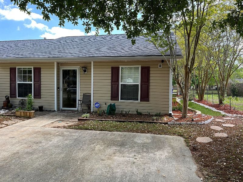 - Front Of House / 4 Spot Parking -