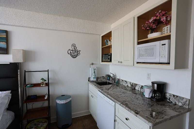 611 Kitchenette - microwave, toaster oven, and coffee maker