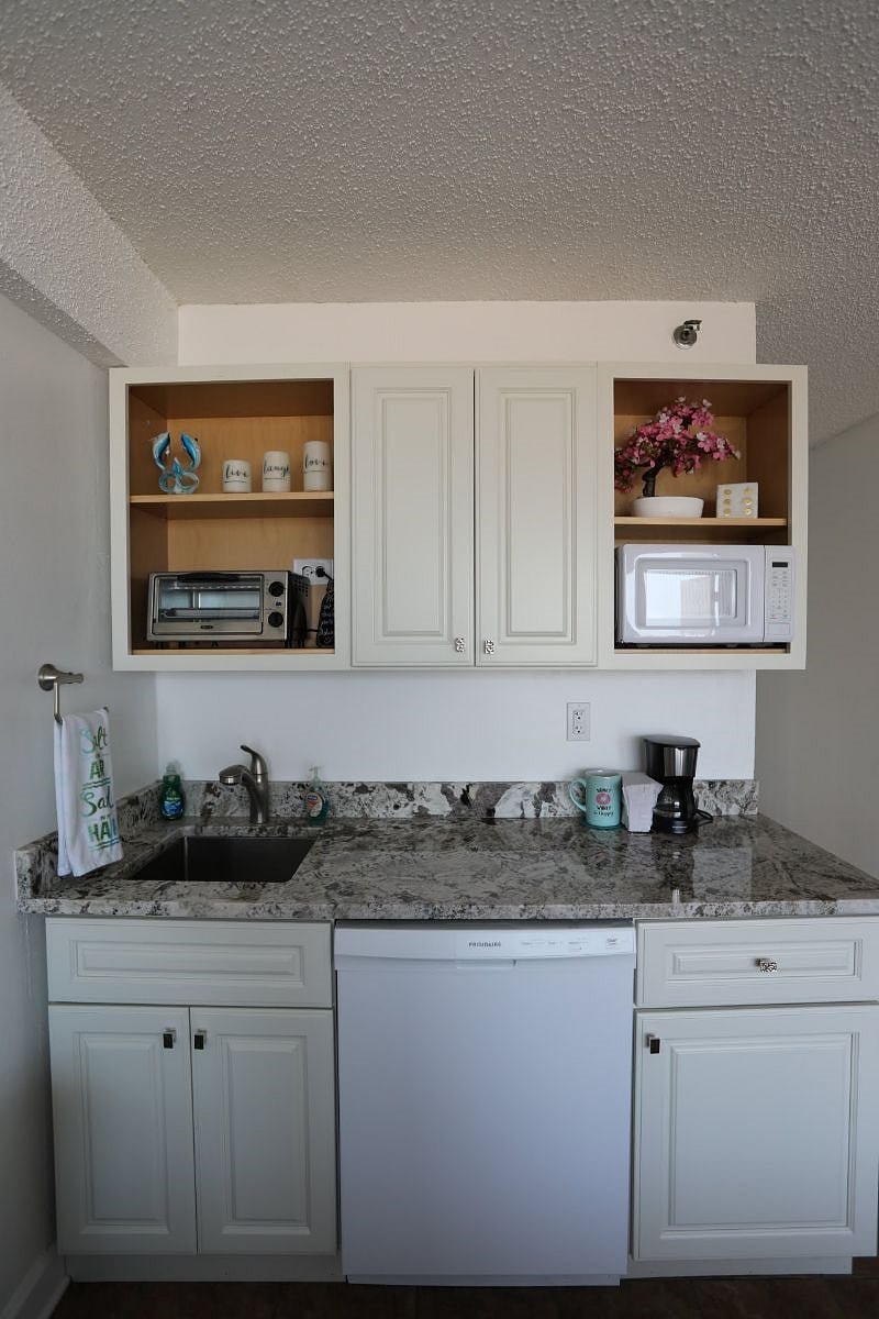 611 Kitchenette - microwave, toaster oven, and coffee maker