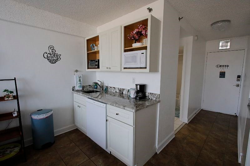 611 Kitchenette - microwave, toaster oven, and coffee maker