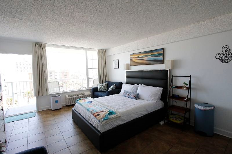 611 Elegant Modern Studio Apartment