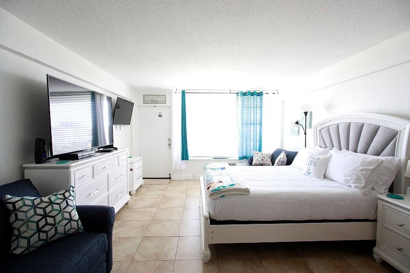 613 Elegant Modern Studio Apartment