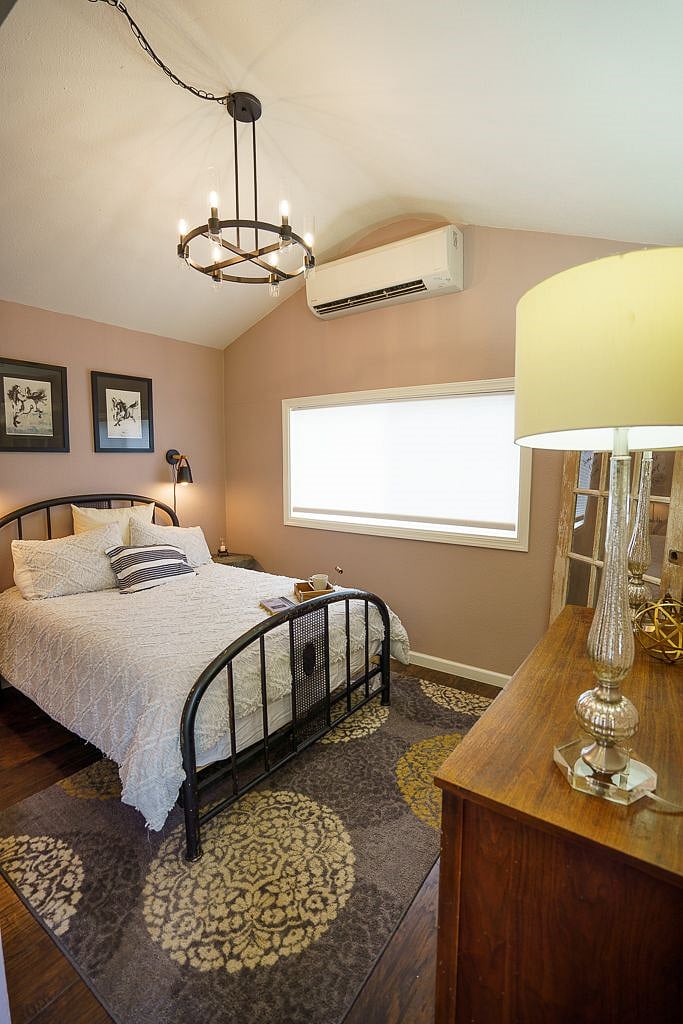 The bed comes with a brand new full size memory foam mattress.