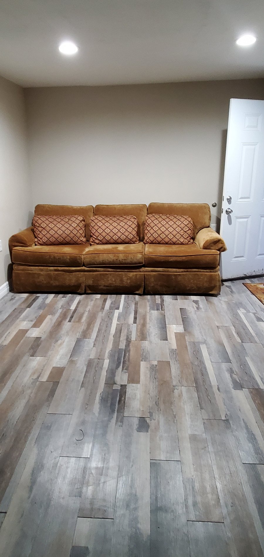 THE MOTHER-IN-LAW'S UNIT. INVITING COMFY COZYCOUCH AS YOU WALK IN FOR YOUR GUEST.