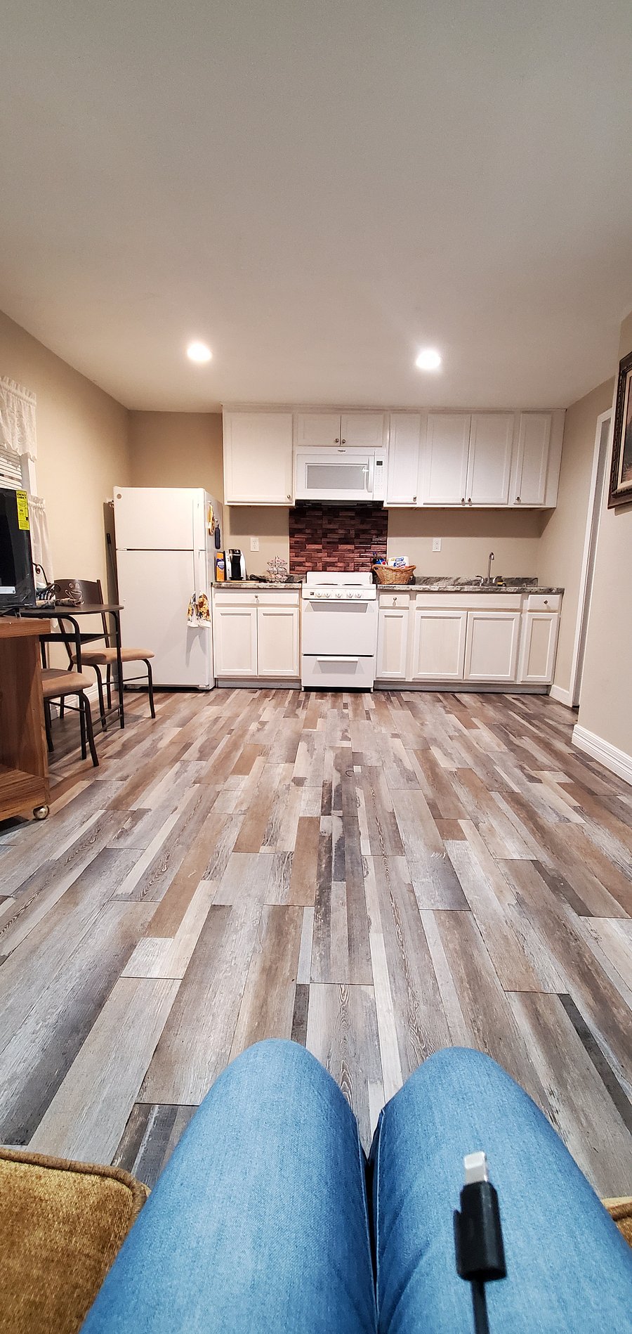 NICECLEAN FULL KITCHEN EQUIPPED WITH ALL THE POTS AND PANS YOU'LL NEED FOR COOKING, ALL THE DISHES PLATES , BOWLS,GLASSES, CUPS , MUGS AND UTENSILS YOU'LL NEED FOR SERVING AND BAKING.
THERE'S ALSO A KEURIG WITH COMPLIMENTARY COFFEE, TEA AND HOT CHOCOLATE.