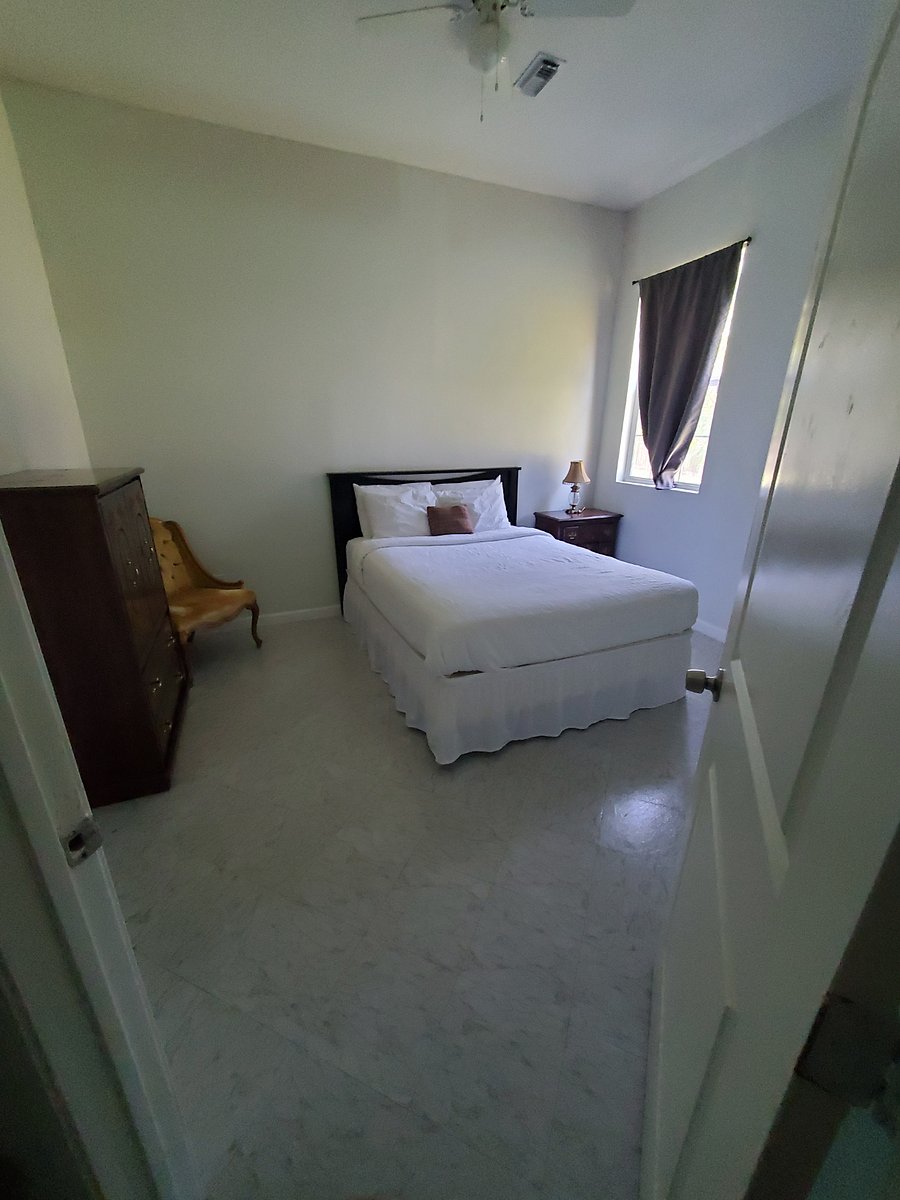 CLEAN &COZY ROOM 3 FEATURING AQUEEN SIZE BED AND 42" SMART TV.