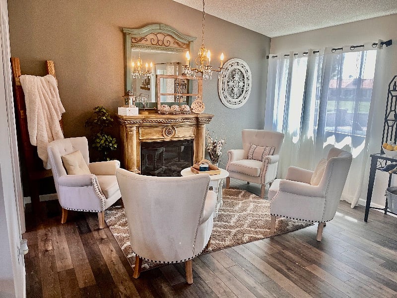Sitting room with fireplace 