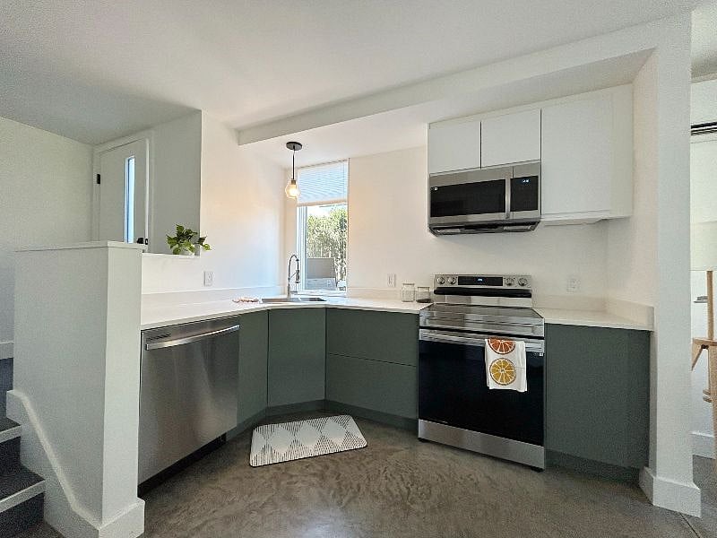 Full kitchen.