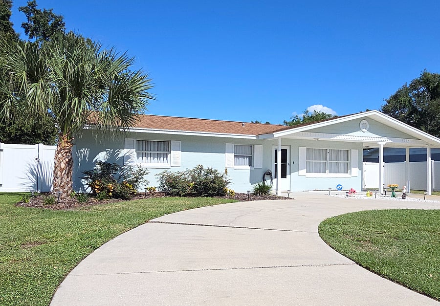 Enjoy tranquility in Leesburg, FL with this pristine 2-bedroom home. 
Perfect for relaxation and renewal.