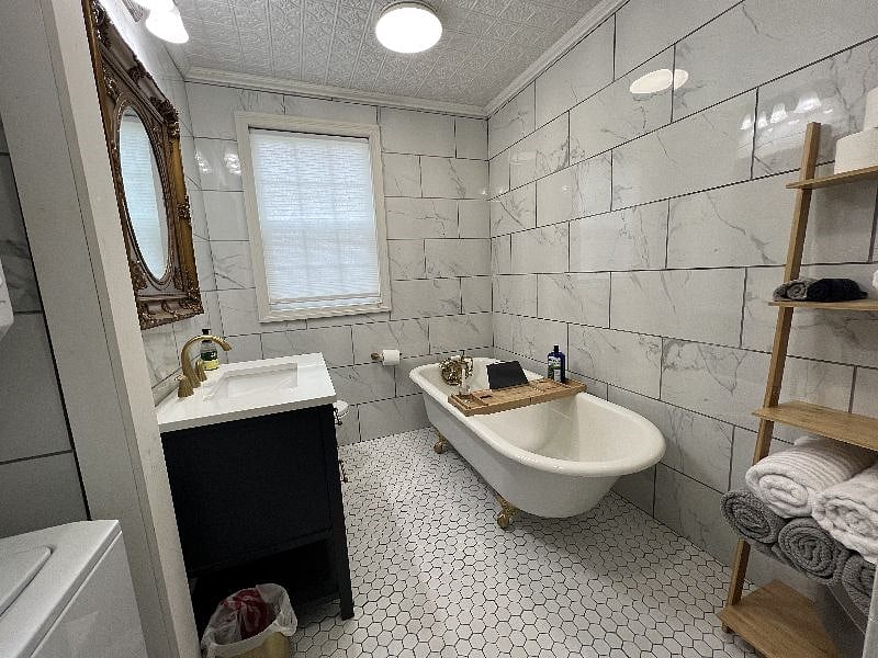 Enjoy a nice bubble bath with this restored vintage 1920's clawfoot tub complete with all brass fittings and bamboo table, perfect for a book and glass of wine!!!