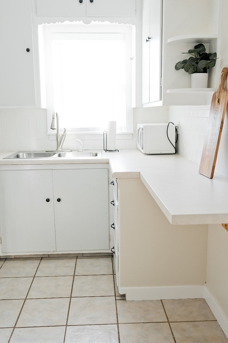 Counter tops have recently been replaced with beautiful new butcher block. This pic shows the old counters.