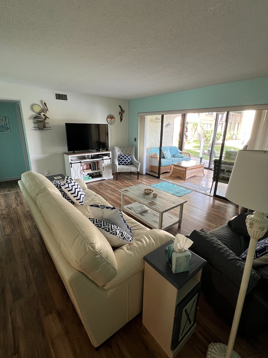 Large comfy couch and two recliners make a great place to watch cable on the smart TV or look through the lanai onto the scenes of nature. 