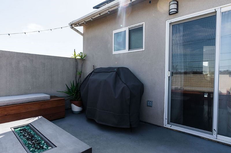 upstairs balcony/bbq
