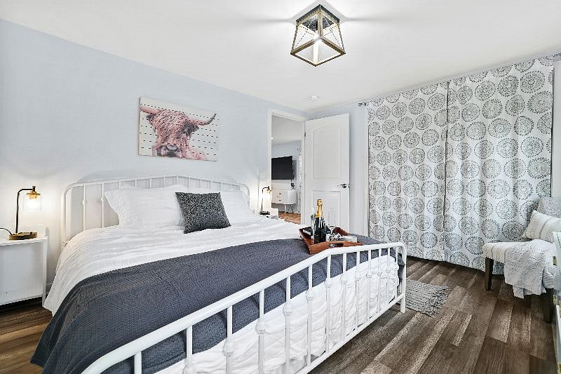 King size bed