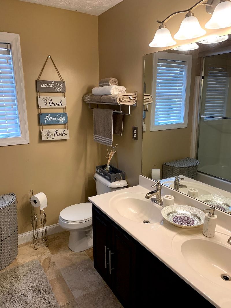 Upstairs  hallway bathroom(full)