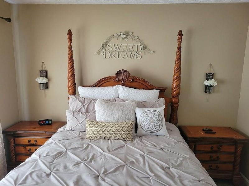 Queen bedroom 3