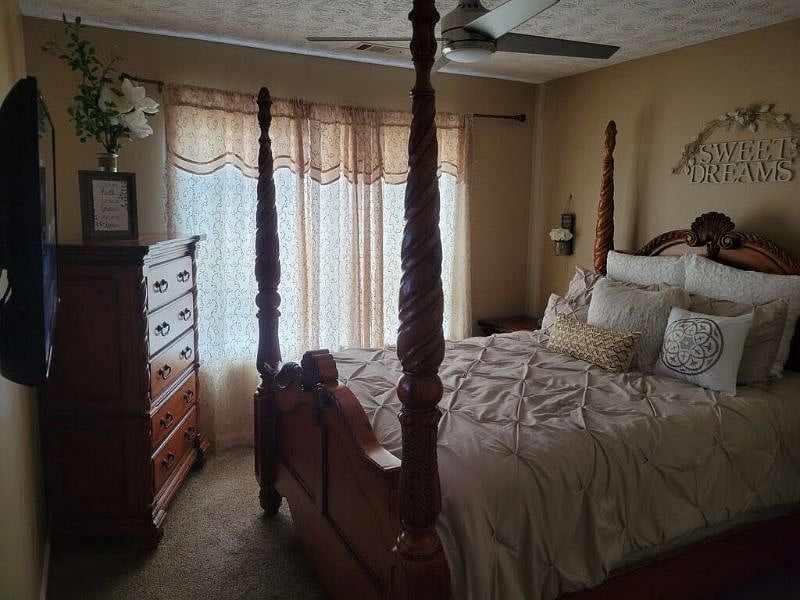 Queen bedroom 3