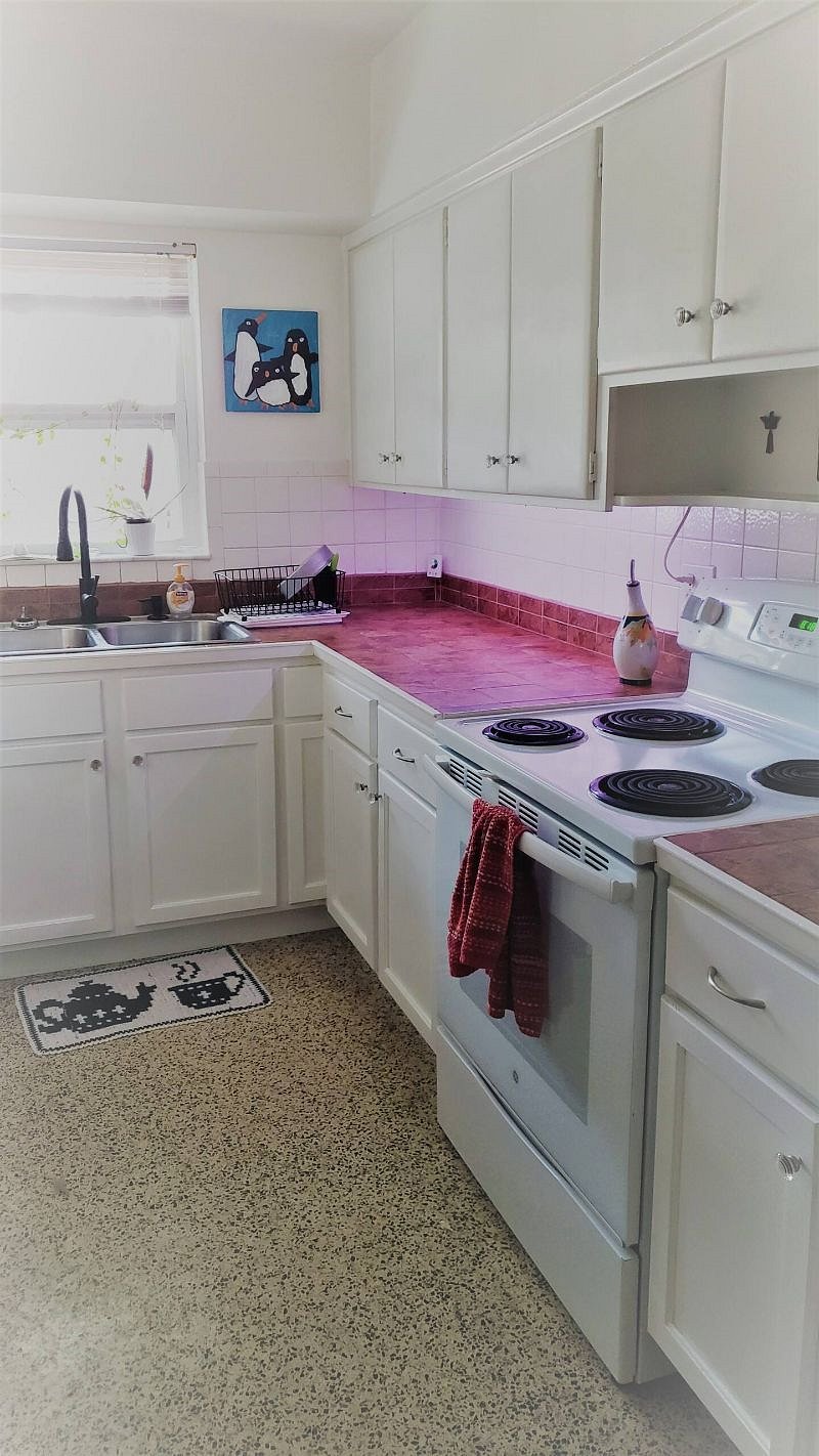 Bright and cheerful, fully-equipped kitchen.