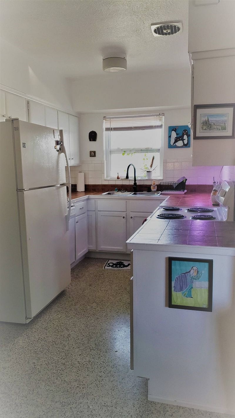 Bright and cheerful, fully-equipped kitchen.