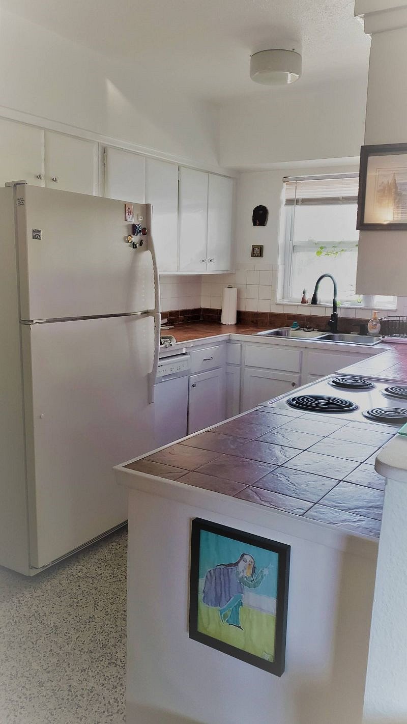 Bright and cheerful, fully-equipped kitchen.
