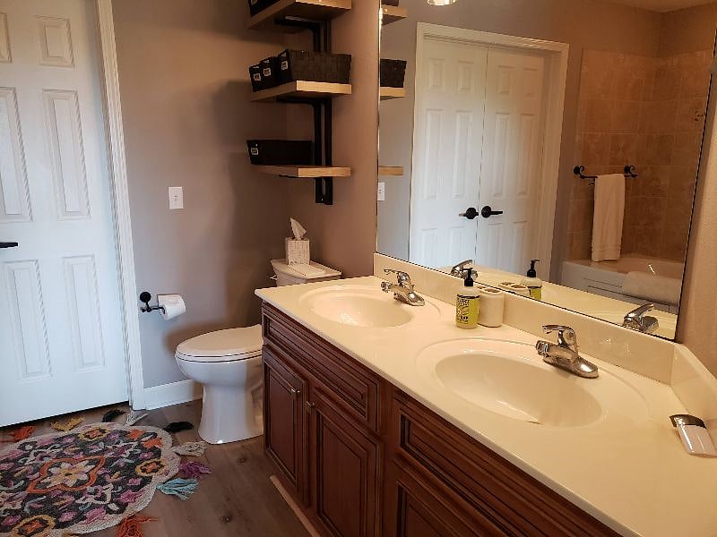 Master bath w double vanity
