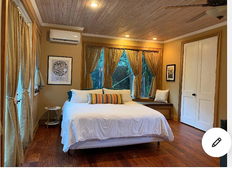 King size bed. Lots of natural light!