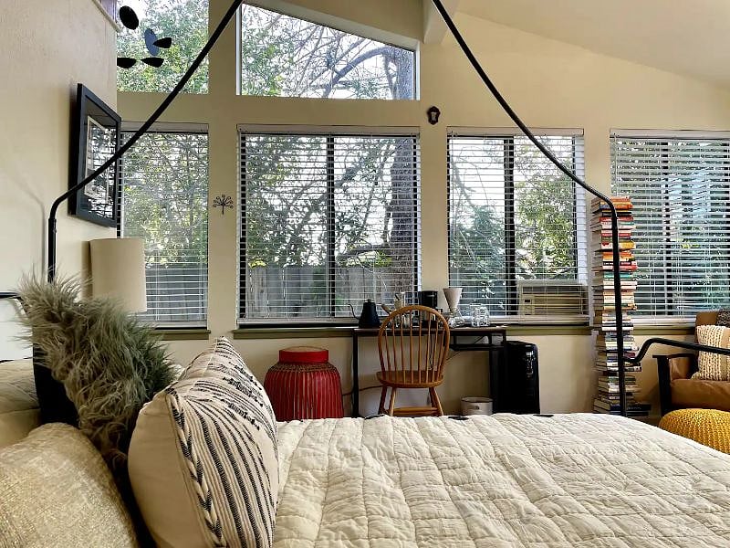 Cosy queen bed w/ lots of pillows to prop yourself up to watch TV (or not.) Extra pillows and blankets available on request.