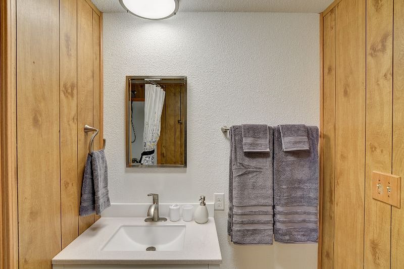 2nd Bathroom 4