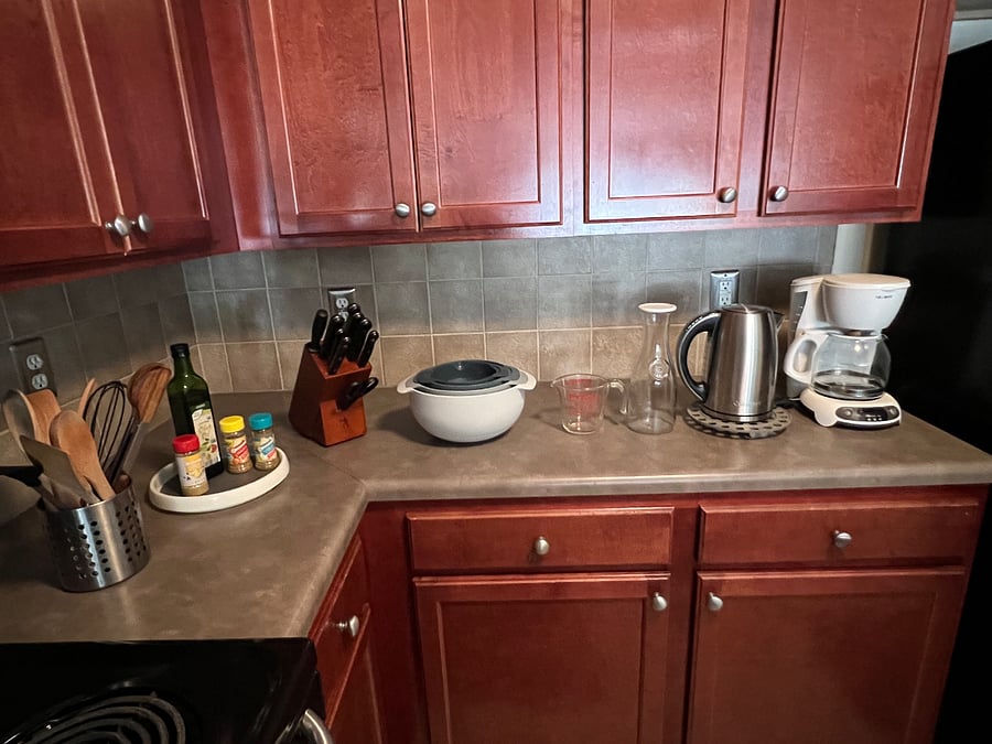 Kitchen - Coffee maker, tea kettle, Henkel knives, Mixing Bowls