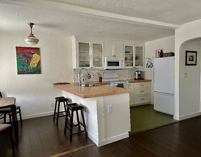 Full size appliances with a well furnished kitchen. Garbage disposal.