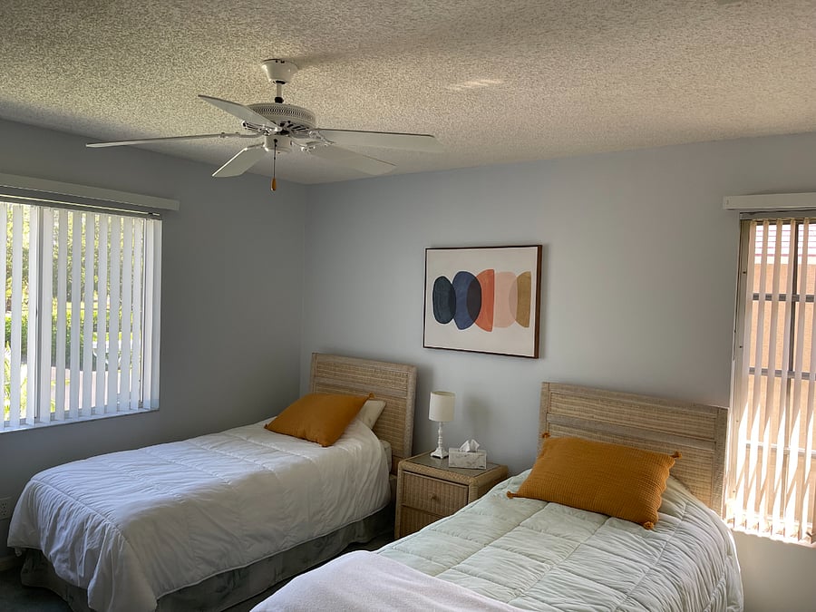 Bedroom 2, twin beds