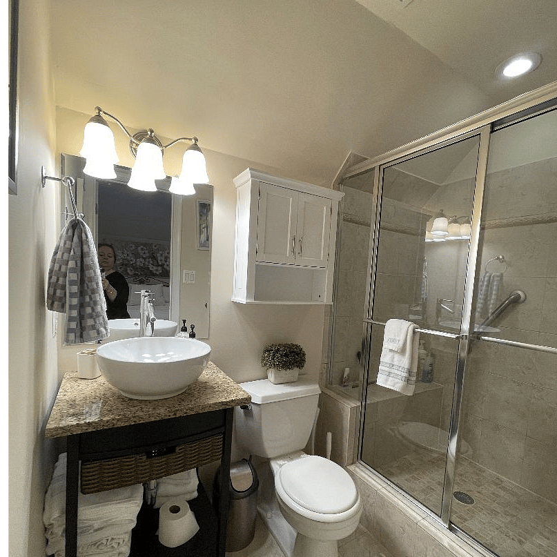 Fully stocked bathroom with lots of large cotton towels, hand towels and face cloths. Tissues and TP are also stocked.
