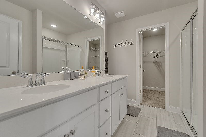 Primary en suite bathroom