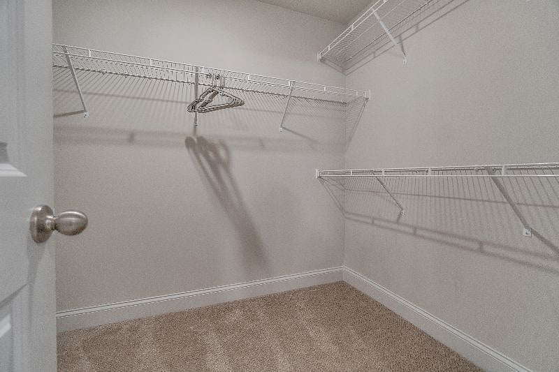 Primary en suite walk in closest