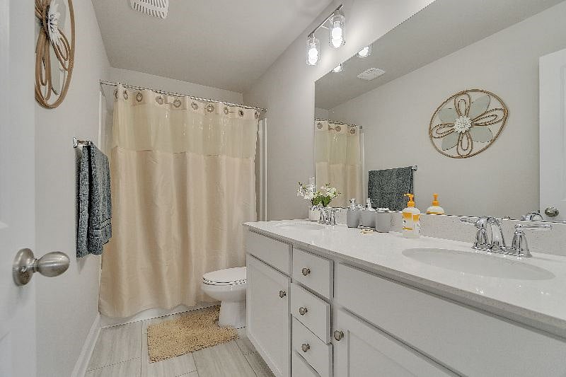 Full guest bathroom upstairs