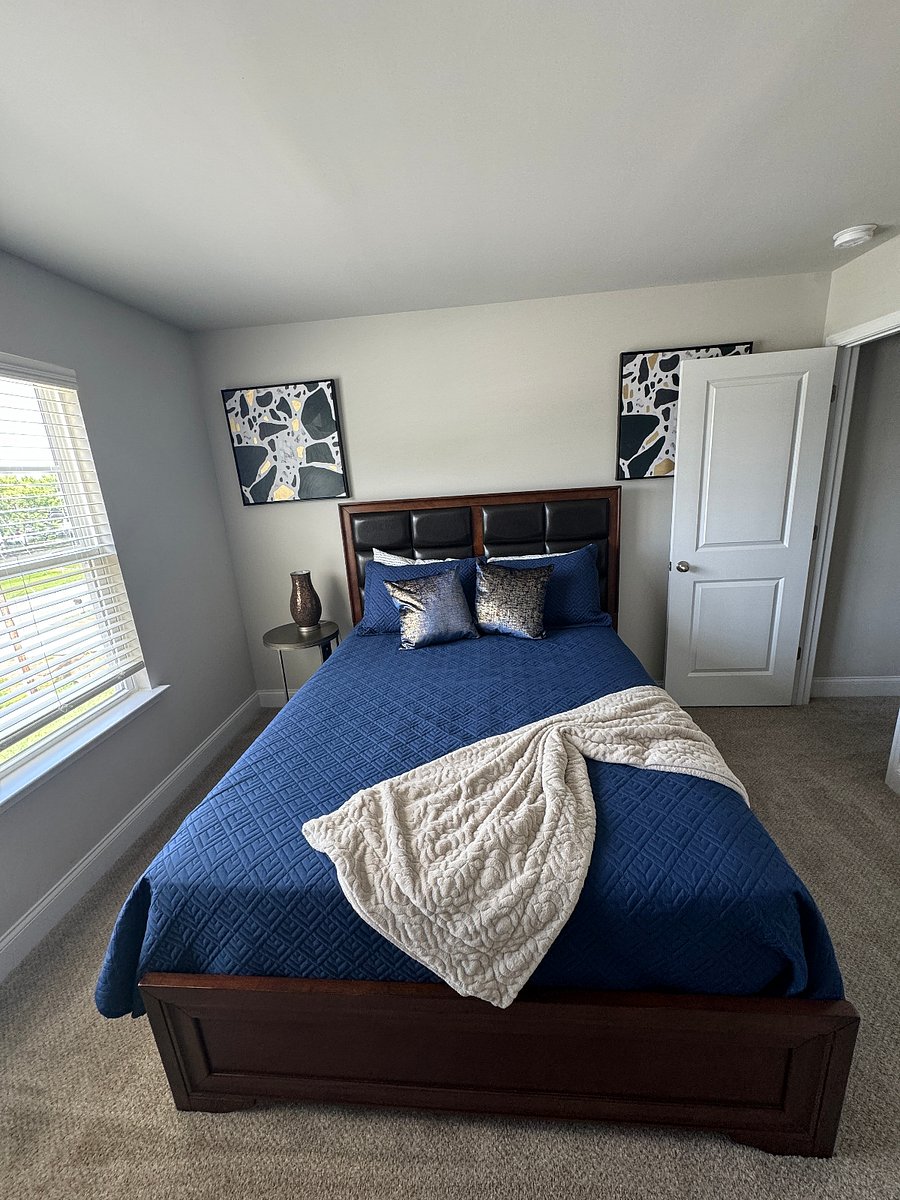 Queen bed
Room #3