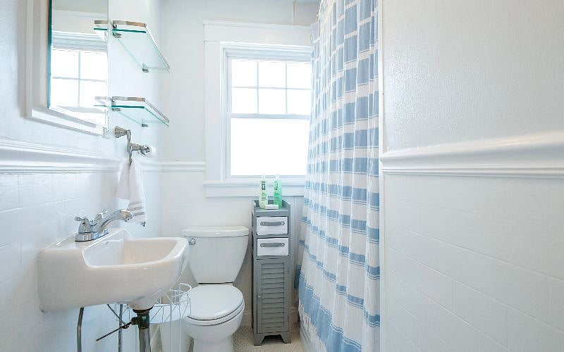 Bathroom with shower/tub combo