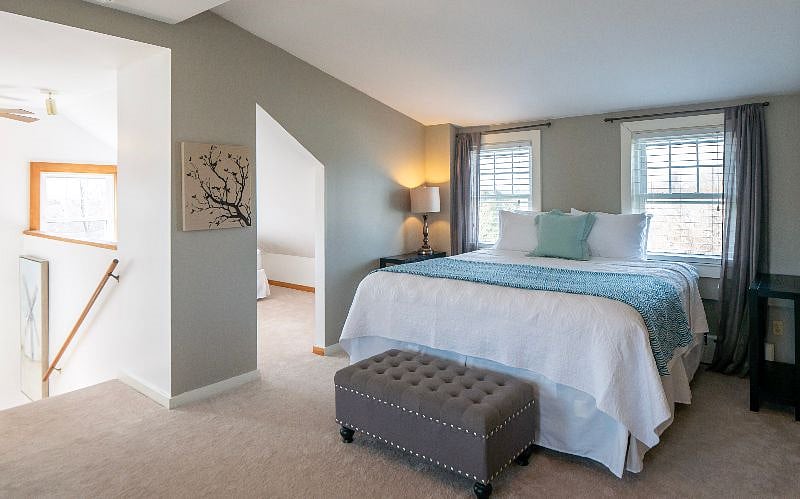 King size bedroom with daybed (not in photos when taken)