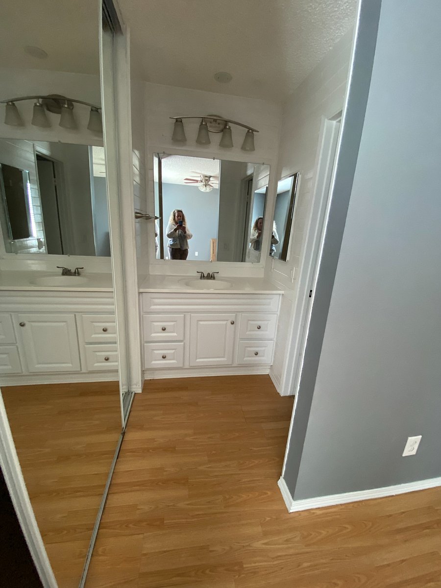 Full bath in the 1st of 2 primary suites!