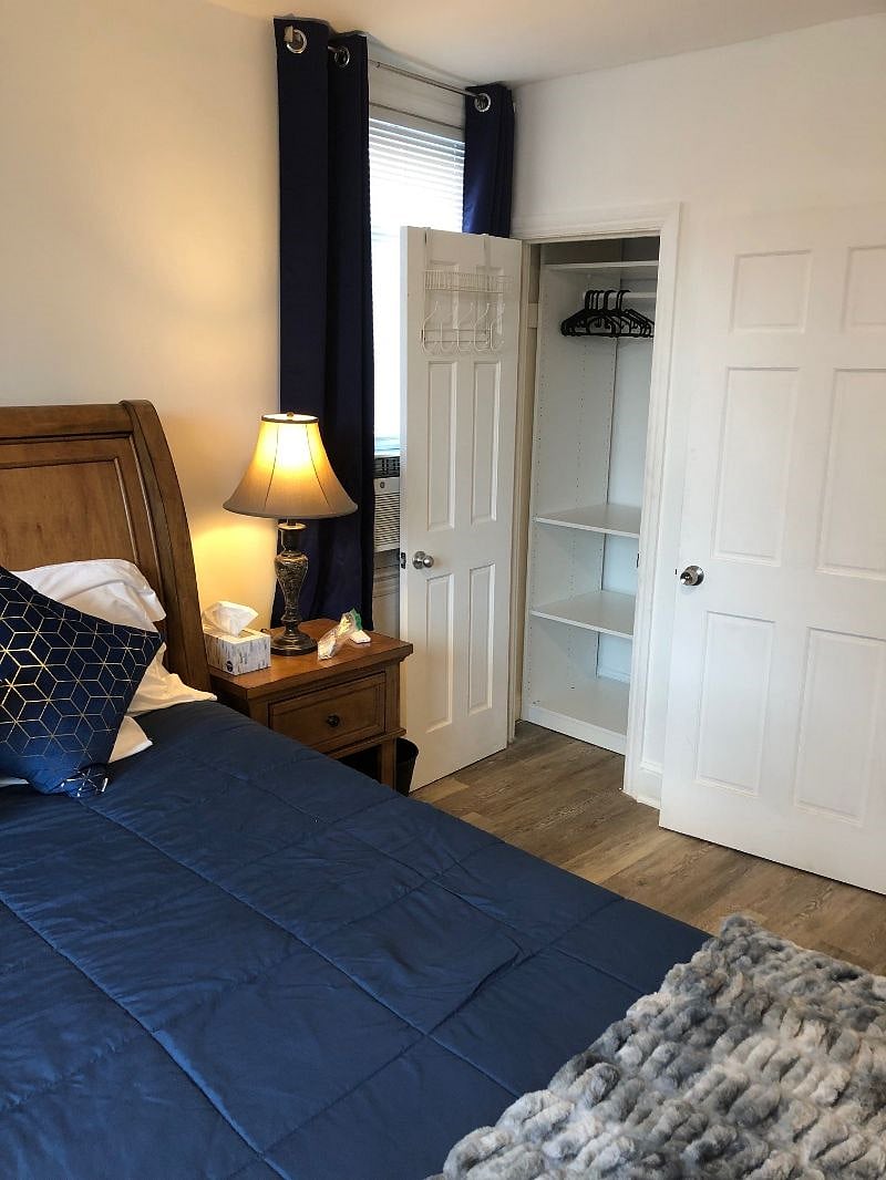 Plenty of storage for all of your belongings and suits/dresses.