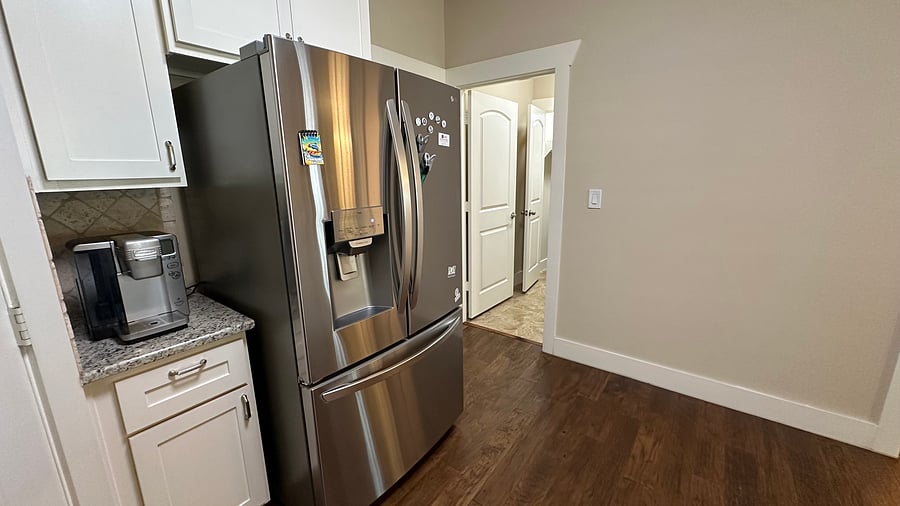 K cup coffee machine & full size fridge!