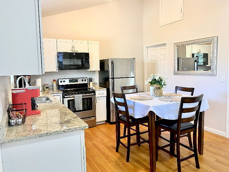 Kitchen & Dining 