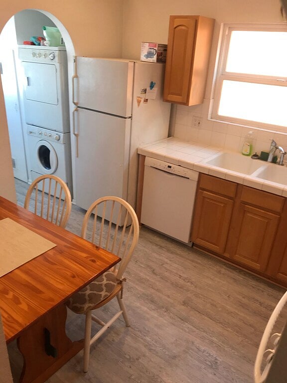 Kitchen with fridge, dish washer and washer Dryer
