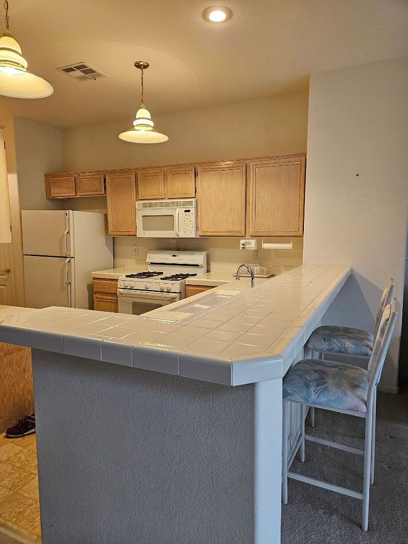 Kitchen with breakfast bar
