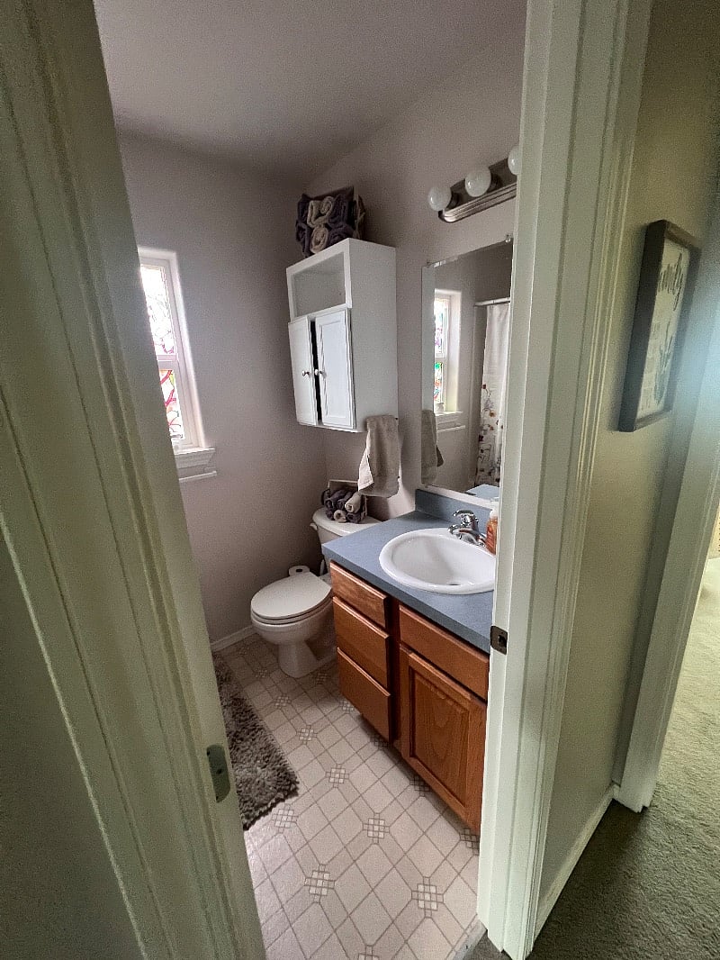 2nd bathroom end of hallway w/ shower/tub.