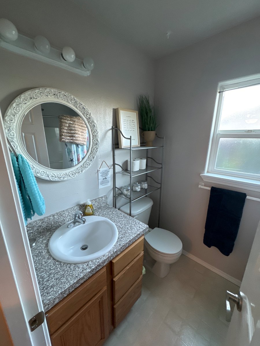 Master bathroom w/ shower.