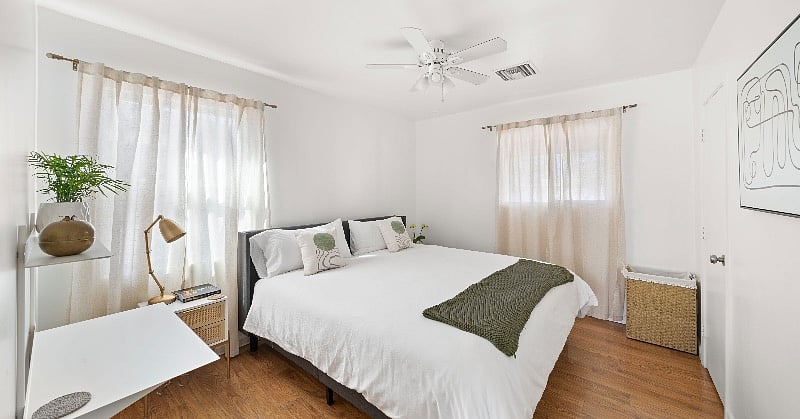 King size hotel quality mattress with premium 100% cotton bedding. White sheets, down alternative duvet comforter with duvet protector and duvet cover. Mattress protector and pillow protectors also under the sheet sets. Olive green premium cotton throw blanket.
