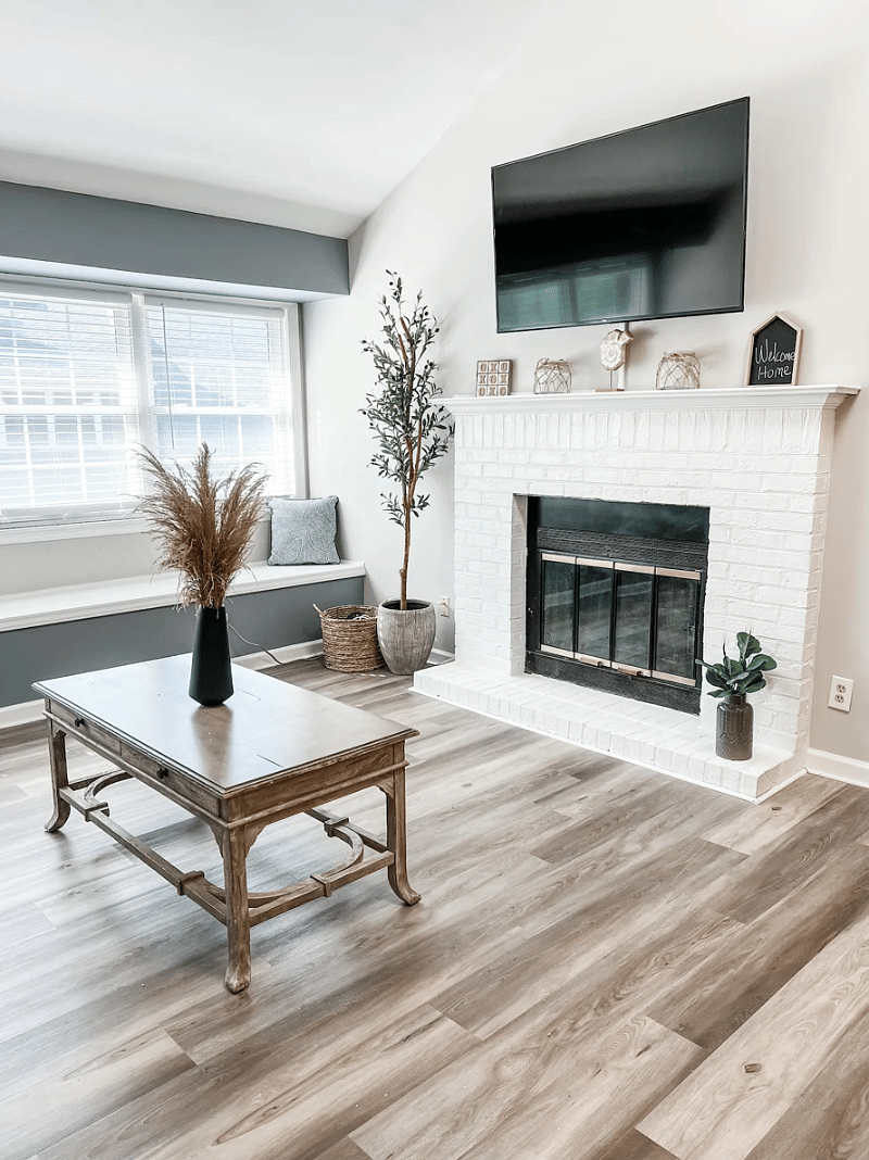 55" Google chromecast smart TV with access to popular streaming apps and cable channels via the SpectrumTV app. *Cable provided, but please use your own login for streaming apps *Fireplace use not permitted