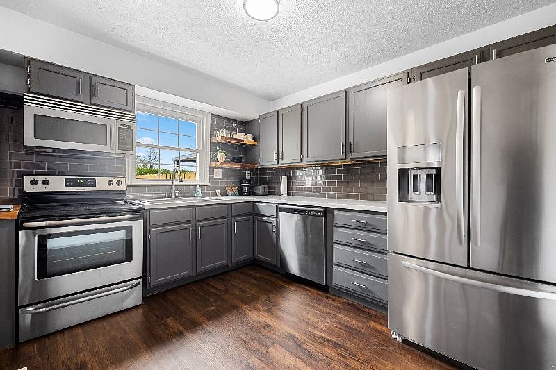 Fully equipped kitchen with all modern kitchen tools, pots and pans.GaGa